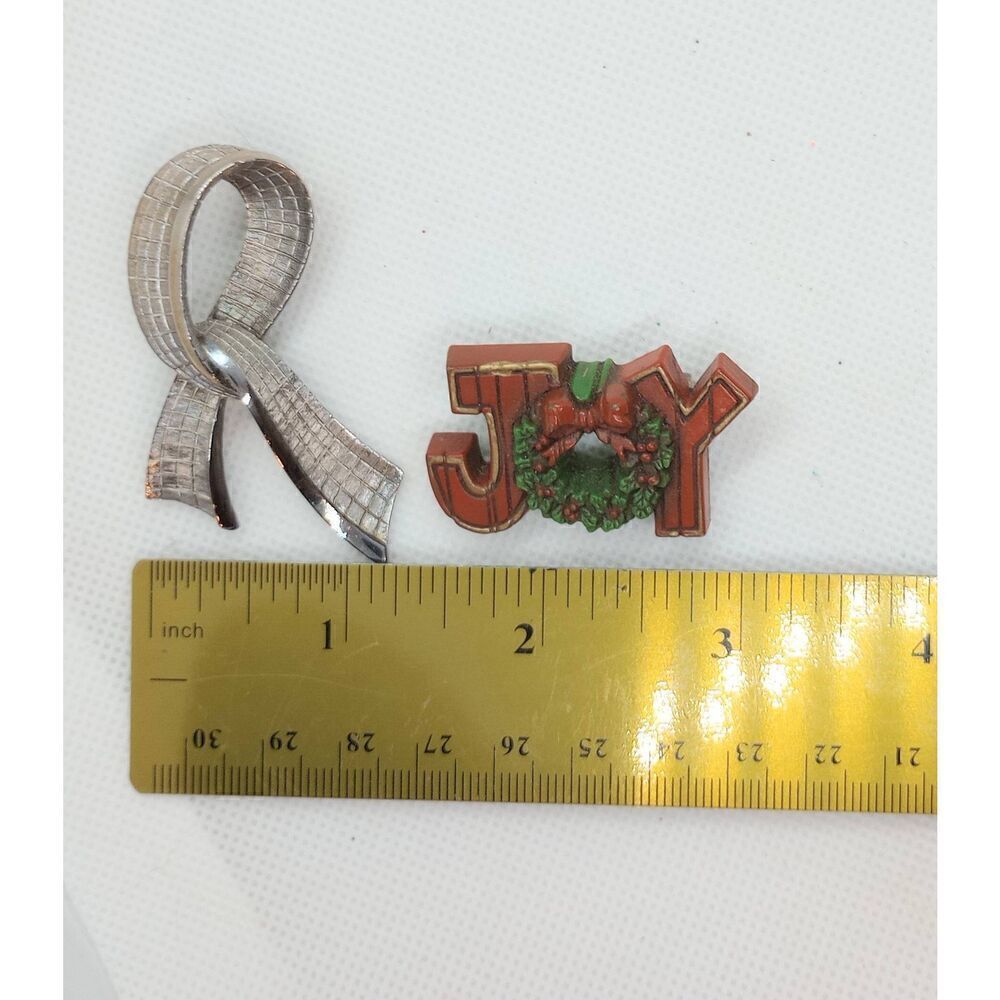 Set of two brooches, Hallmark